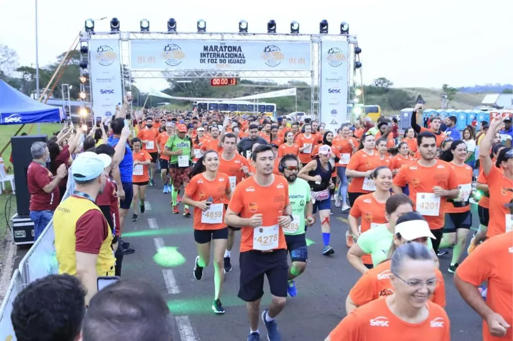 Milhares de corredores na largada da Maratona Internacional de Foz do Iguaçu, prova que reúne atletas de todo o Brasil e do exterior.