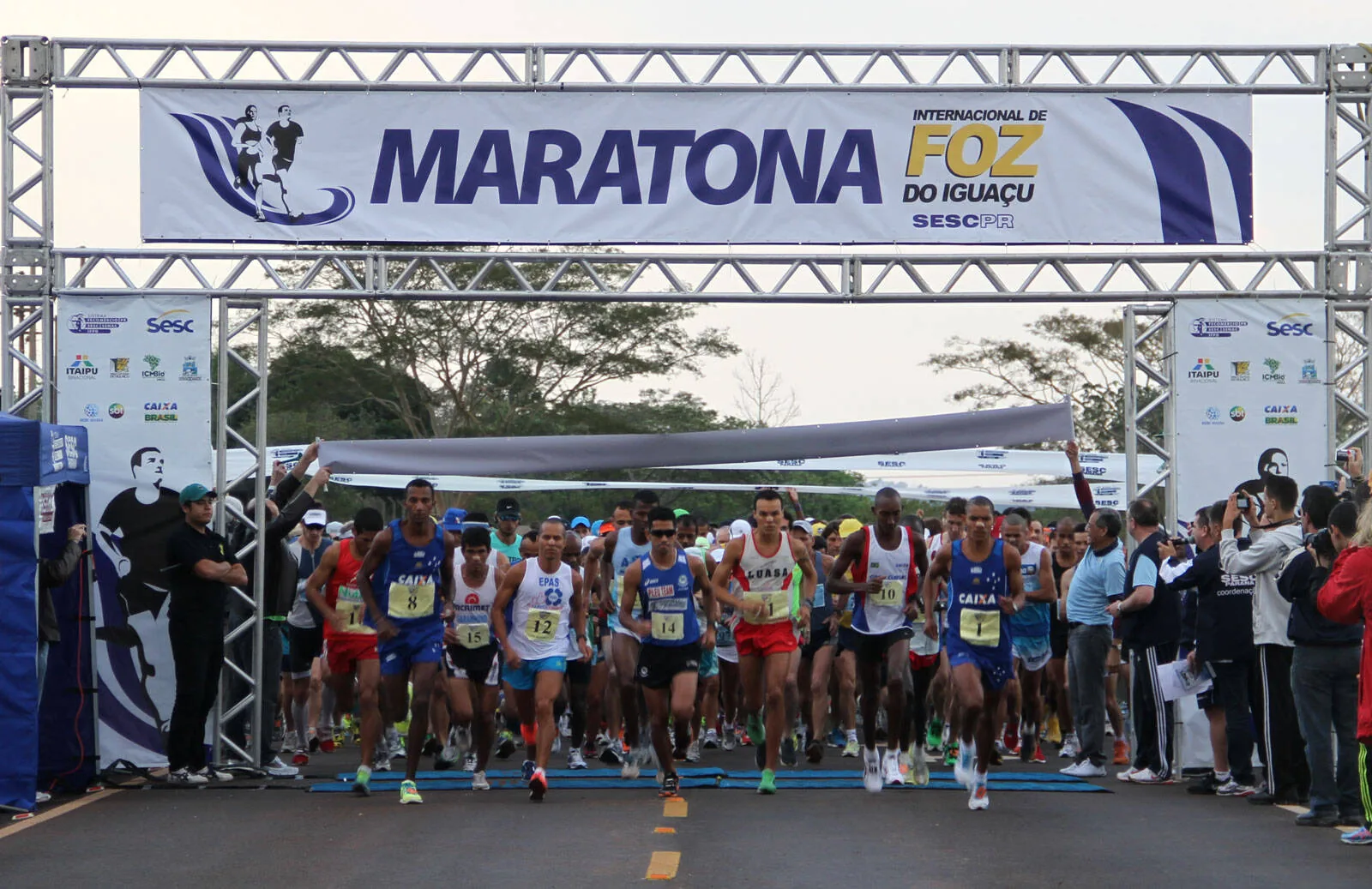 Largada da Maratona Internacional de Foz do Iguaçu Sesc-PR, uma das provas de rua mais tradicionais do Sul do Brasil.