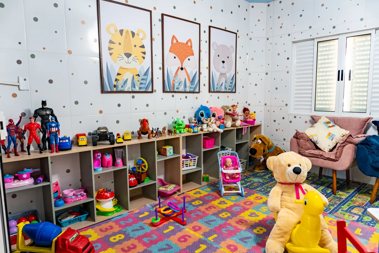 Espaço Kids da Pousada Cataratas em Foz do Iguaçu, com brinquedoteca, tapete de atividades e brinquedos variados